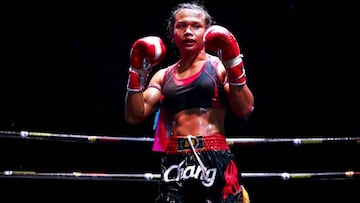 La luchadora transg&eacute;nero de Muay Thai, Nong Rose, posa despu&eacute;s de vencer a Saangdawan en el templo Wat Derm en Phimai, provincia de Nakhon Ratchasima, (Tailandia).