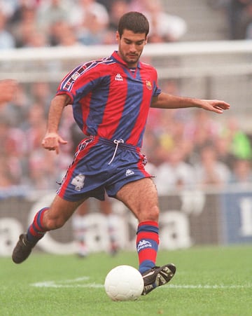 Jugó en el FC Barcelona entre 1990 y 2001. Se marchó al fútbol italiano donde jugó en el Brescia y en el Roma.