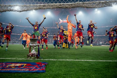 Los jugadores del FC Barcelona celebran sobre el terreno de juego la victoria en la final de la Supercopa de España.