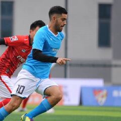 La espera de goleador chileno para volver al fútbol de China