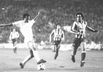 Fernándo Gómez Colomer con al equipación del Valencia, controlando un balón junto a Marcos Alonso durante un partido ante el Atlético de Madrid.