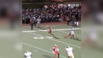 La atrapa al límite del campo y hace el touchdown más largo de siempre: la velocidad es brutal