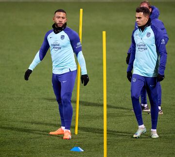 Entrenamiento Depay con el Atlético.