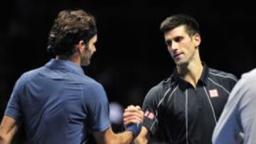 Novak Djokovic y Roger Federer se saludan después de jugar su partido en la Masters Cup.