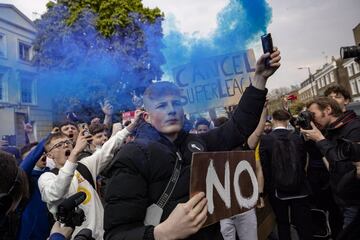 Los seguidores del Chelsea protestan contra la recién propuesta Superliga europea antes del partido de la Premier League entre Chelsea y Brighton & Hove Albion en Stamford Bridge.