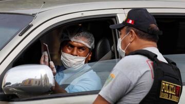 AME8693. LIMA (PER&Uacute;), 28/03/2020.- Un polic&iacute;a controla la circulaci&oacute;n de personas autorizadas para transitar, este s&aacute;bado en Lima (Per&uacute;), durante el d&iacute;a decimotercer d&iacute;a de cuarentena en el pa&iacute;s. EFE