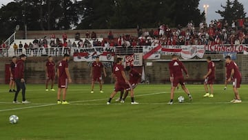 Por pedido del DT, la dirigencia recompens&oacute; a los 200 fan&aacute;ticos que viajaron 160 horas para ver al equipo ante Flamengo: entradas y visita al plantel.