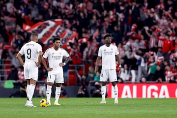 1-0. Kylian Mbappé, Rodrygo y Aurelien Tchouameni en centro del campo tras marcar alejandro Berenguer el primer gol.