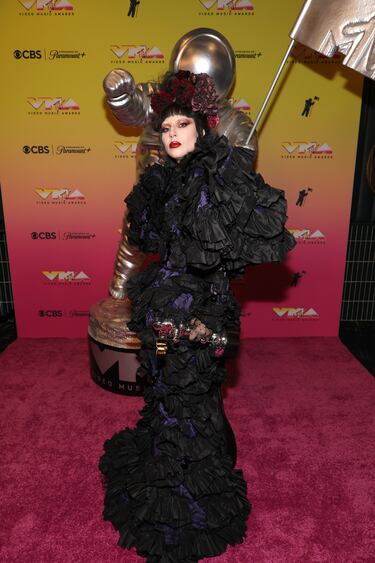 Lady Gaga posa en la alfombra roja de los MTV Video Music Awards.