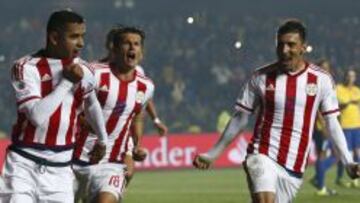 Paraguay&#039;s Derlis Gonzalez (L) celebrates with teammates Nelson Valdez and Edgar Benitez (R) after scoring against Brazil on a penalty kick during their Copa America 2015 quarter-finals soccer match at Estadio Municipal Alcaldesa Ester Roa Rebolledo in Concepcion, Chile, June 27, 2015. REUTERS/Mariana Bazo