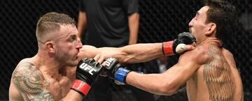 Alexander Volkanovski golpea a Max Holloway durante el UFC 251.