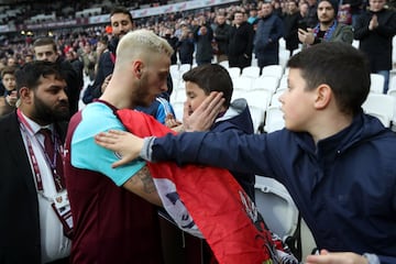 Tras la derrota de 0-3 ante el Burnley, seguidores de los Hammers ingresaron al campo para recriminar a sus jugadores.