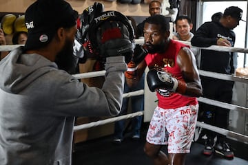 El boxeador estadounidense Floyd Mayweather rodeado de una gran expectación durante su entrenamiento en Tokyo, Japón, para preparar el combate de exhibición planeado contra el artista marcial mixto japonés Mikuru Asakura el próximo 25 de septiembre. 