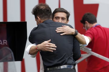 Saludo entre Simeone y Marcelino.