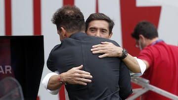 Saludo entre Simeone y Marcelino en uno de los partidos entre Atlético y Villarreal.