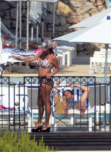 La bella pareja se casó por sorpresa el pasado mes de mayo en una ceremonia íntima. El jugador del Chelsea aprovecha los últimos días de vacaciones para disfrutar de la Costa Azul en Antibes antes de incorporarse de nuevo al trabajo. 