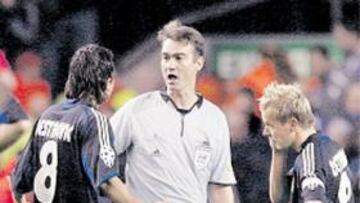 <b>EXPULSADO. </b>Milton Nielsen mostró la roja a Jestrovic en Anfield.