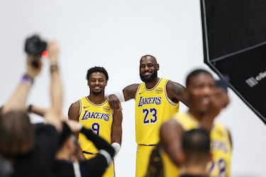Bronny y LeBron James durante la jornada de prensa de Los Angeles Lakers en el Centro de Entrenamiento de Salud de UCLA en El Segundo, California.