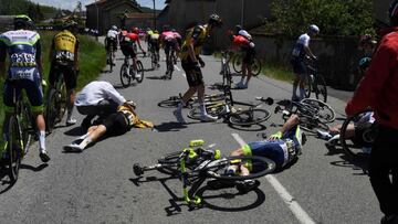 Ciclista que no se ha ca&iacute;do, se va a caer, dicen los veteranos. Un despiste o un m&iacute;nimo enganch&oacute;n en un pelot&oacute;n puede llevar a varios corredores al suelo. En la quinta etapa del Dauphin&eacute; camino de Sant-Vallier, una ca&iacute;da afect&oacute; entre otros a Hofstede (tumbado a la izquierda, abandon&oacute;) y Van Melsen (centro), que s&iacute; lleg&oacute; a meta.