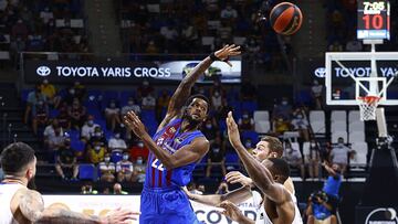 Cory Higgins realiza una pase ante la defensa del Madrid en la final de la Supercopa Endesa.