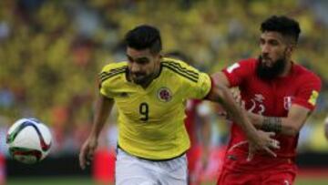 MED705. BARRANQUILLA (COLOMBIA), 08/10/2015.- Josepmir Ballon (d) de Per&uacute; ante Radamel Falcao (i) de Colombia hoy, jueves 8 de octubre de 2015, durante el partido en el estadio Metropolitano de Barranquilla (Colombia), por la primera fecha de las eliminatorias suramericanas al Mundial Rusia 2018. EFE/Ricardo Maldonado