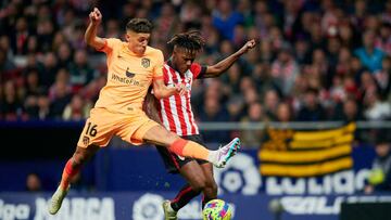 Nahuel Molina pelea por un balón ante Nico Williams.