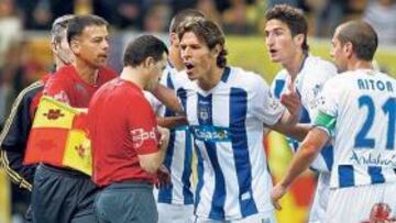 <b>POLÉMICA. </b>Los jugadores piden explicaciones al colegiado y al asistente en el encuentro del jueves en El Madrigal.