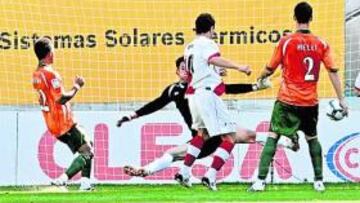 <b>DEFINITIVO. </b>Piti remata a placer para marcar el segundo gol del Rayo, el que significaría finalmente el del empate ante el Betis.