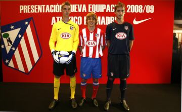 Keko presenta la nueva equipación del Atlético (08-09), junto a De Gea y Pulido.