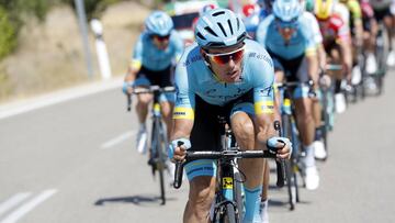 El ciclista del Astana Luis Le&oacute;n S&aacute;nchez tira del pelot&oacute;n durante la 17&ordf; etapa de la Vuelta a Espa&ntilde;a entre Aranda de Duero y Guadalajara.