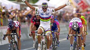 <b>ESTA VEZ SÍ</B>. Cipollini ha podido con su verdugo en las anteriores etapas e iguala el récord de victorias de Binda.