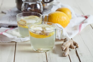 Hierve agua con unas rodajas de jengibre fresco durante cinco minutos. Retira del fuego, añade zumo de limón y deja reposar unos minutos. Puedes tomarla caliente o templada. Ayuda a la digestión y a reducir la sensación de hinchazón.