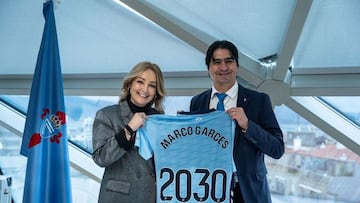 La presidenta Marián Mouriño y el director de fútbol Marco Garcés posan con la camiseta del Celta tras la ampliación de contrato del ejecutivo mexicano hasta 2030.