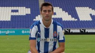 Manu Lanzarote, posando, ayer, en Cornellà-El Prat. El jugador se mostró muy ilusionado.