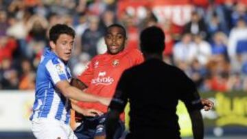 Raoul Loe, de Osasuna, y Gorka Elustondo, de la Real, durante el partido del 21 de abril.