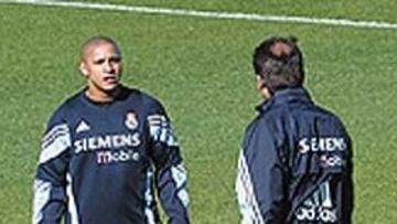 <b>LA DECISIÓN</b>. Técnico y jugador hablaron ayer en el entrenamiento.