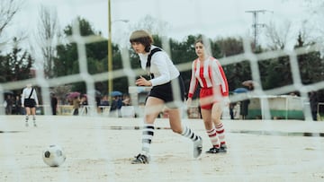 Bruna Lucadamo (Belén), durante la escena del primer partido de fútbol femenino de fútbol en España.