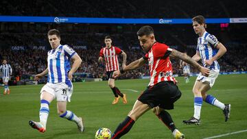 SAN SEBASTIÁN, 14/01/2023.- El centrocampista del Athletic, Oihan Sancet (2d), controla el balón durante el partido de la jornada 17 de la LaLiga Santander que Real Sociedad y Athletic de Bilbao disputan este sábado en el Reale Arena, en San Sebastián. EFE/ Javier Etxezarreta