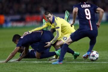 Eden Hazard disputa el balón con Marquinhos y Edinson Cavani.