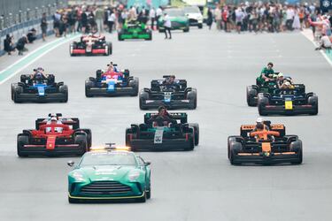 Durante el Gran Premio de Miami 2025, los 20 pilotos de Fórmula 1 desfilaron en réplicas a tamaño real de sus monoplazas, construidas con aproximadamente 400.000 piezas de LEGO cada una. Estas versiones eléctricas, con neumáticos Pirelli reales, alcanzaban hasta 20 km/h y fueron creadas en colaboración con LEGO. El desfile reemplazó al tradicional camión de presentación, ofreciendo una experiencia más creativa, que generó entusiasmo tanto en la pista como entre los espectadores. La iniciativa busca acercar el espectáculo de la F1 a los fans.