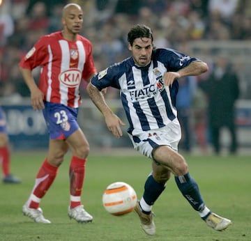 El jugador andaluz vistió la camiseta del equipo donostiarra durante tres temporadas entre 2005 y 2008. Defendió los colores en 55 encuentros y marcó 4 goles. 