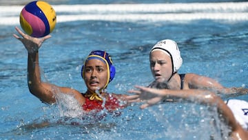 La waterpolista espa&ntilde;ola Paula Crespi trata de controlar el bal&oacute;n ante la defensa de la estadounidense Jordan Raney durante un encuentro de segunda ronda perteneciente al Mundial de Nataci&oacute;n FINA en Budapest.