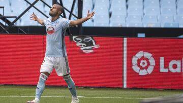 Rafinha celebra su primer gol ante el Alavés.