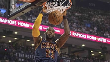 LeBron James machaca ante los Toronto Raptors.