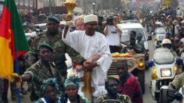 El expresidente de la Federaci&oacute;n Camerunesa de F&uacute;tbol, Mohamed Iya, desfila en la capital del pa&iacute;s con la Copa Africana de Naciones del 2002.