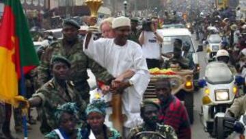 El expresidente de la Federaci&oacute;n Camerunesa de F&uacute;tbol, Mohamed Iya, desfila en la capital del pa&iacute;s con la Copa Africana de Naciones del 2002.