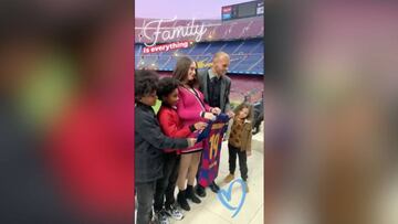 Braithwaite, acompañado de su familia durante la presentación con el Barcelona