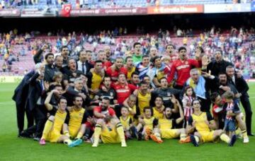 Simeone posa con el equipo en el Camp Nou tras ganar la Liga de 2014.