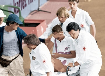 Viernes 30 de abril de 1993. Torneo de Hamburgo. 18:50 horas. Mónica Seles, de 19 años, juega ante la búlgara Magdalena Maleeva. De repente, un espectador se acerca a la serbia mientras está sentada en la silla y, con un cuchillo de 13 centímetros de hoja, la apuñaló por la espalda. Günter Parche, un loco fanático de la alemana Steffi Graf, intentó así asesinar a la jugadora que amenazaba con superar a su compatriota. Seles, que lo tenía todo para superarla, pasó dos años sin jugar. Se recuperó físicamente, pero no psicológicamente.