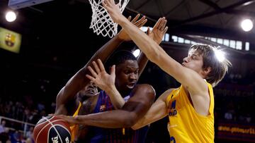 GRA176. BARCELONA, 29/10/2017.- El pívot francés del Barcelona Kevin Sepaphin (c) defiende el balón ante los jugadores del UCAM Murcia Marko Lukovic (d) y Kevin Tumba (i) durante el partido correspondiente a la sexta jornada de la Liga Endesa disputado hoy en el Palau Blaugrana. EFE/Alberto Estévez